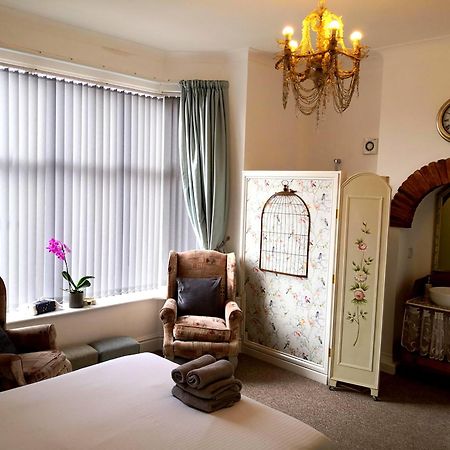 Sunset Guest House Hunstanton Eksteriør billede A bedroom at the Old Vicarage