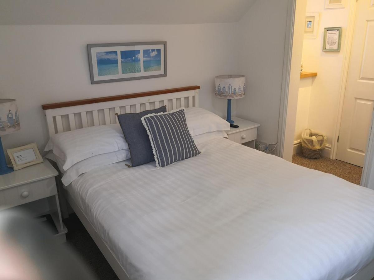 Sunset Guest House Hunstanton Eksteriør billede A bedroom at the Old Ship Hotel