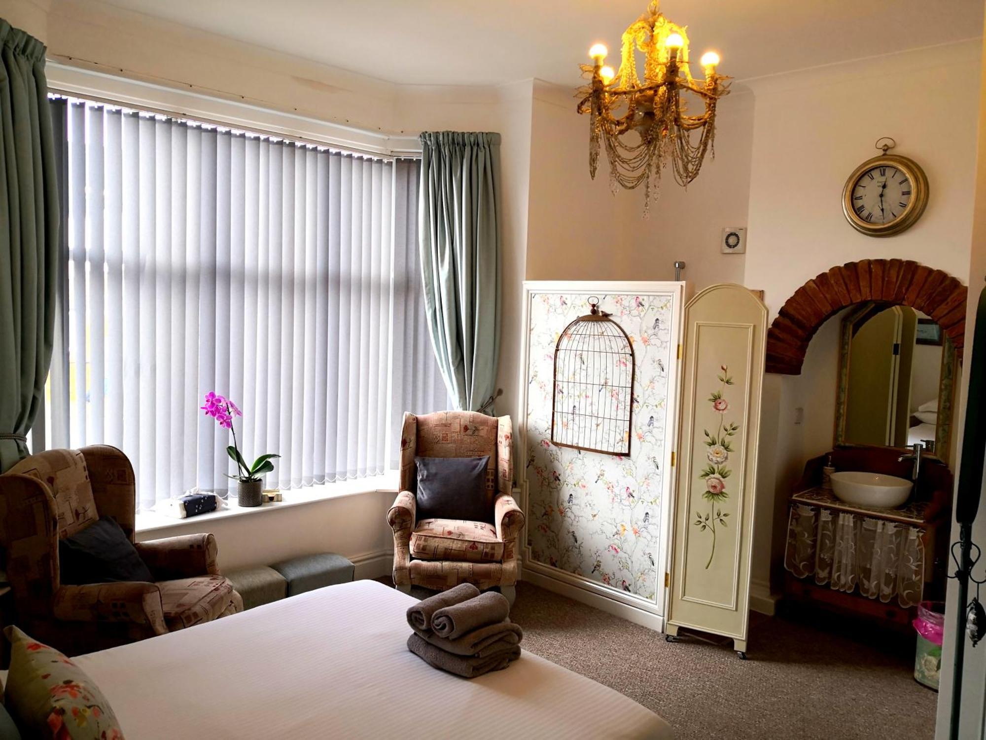 Sunset Guest House Hunstanton Eksteriør billede A bedroom at the Old Vicarage