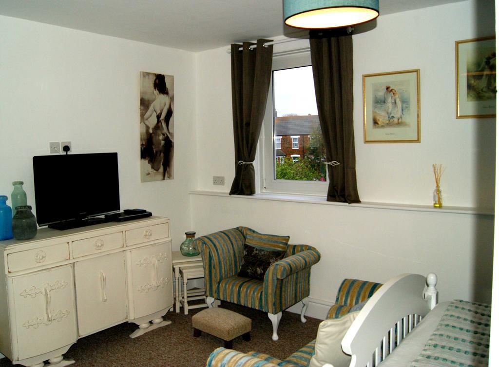 Sunset Guest House Hunstanton Eksteriør billede A typical bedroom in a UK HMO
