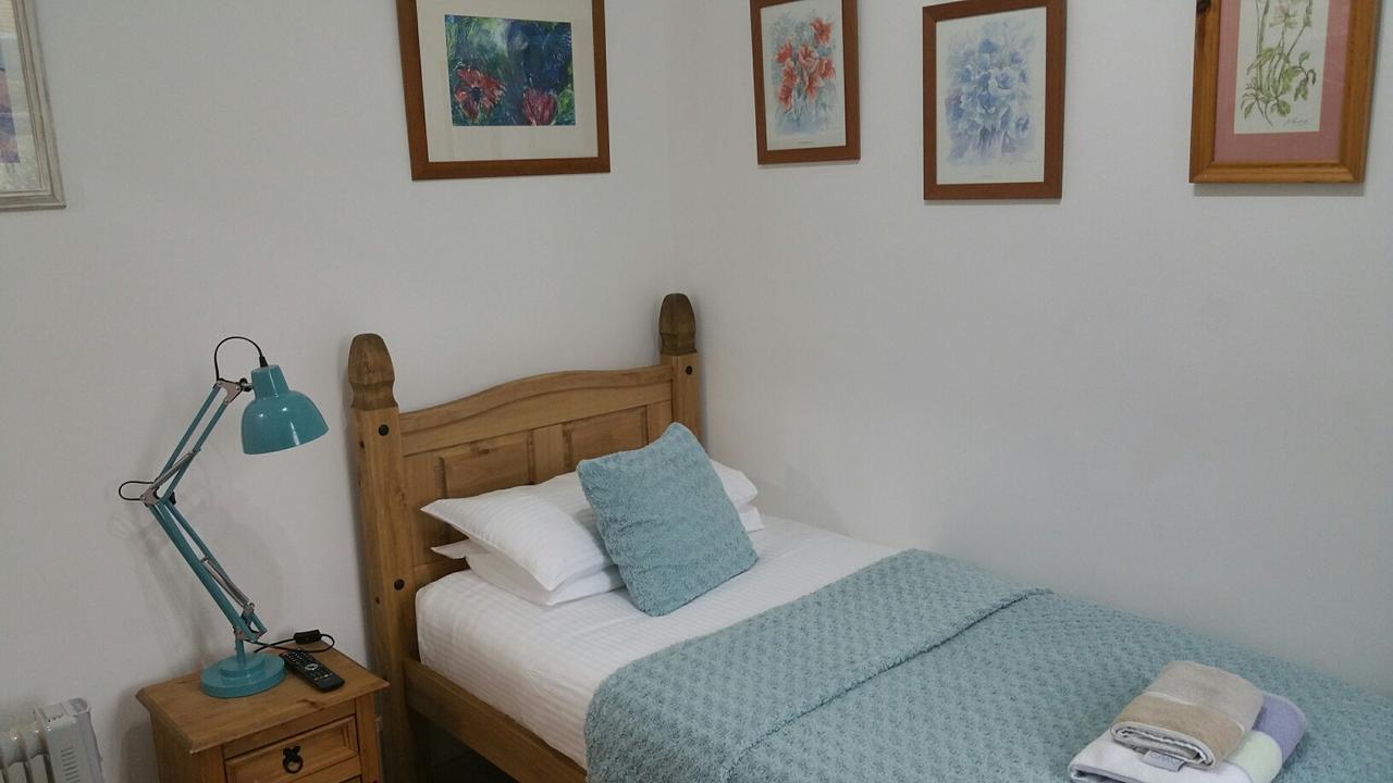 Sunset Guest House Hunstanton Eksteriør billede A bedroom at the Old School House